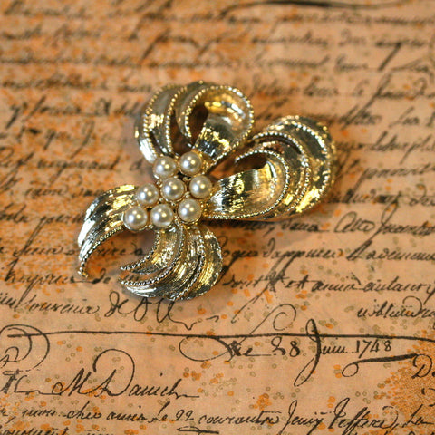 Picture of Gold and faux pearl bow brooch